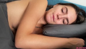 девушка смотрит как парень дрочит